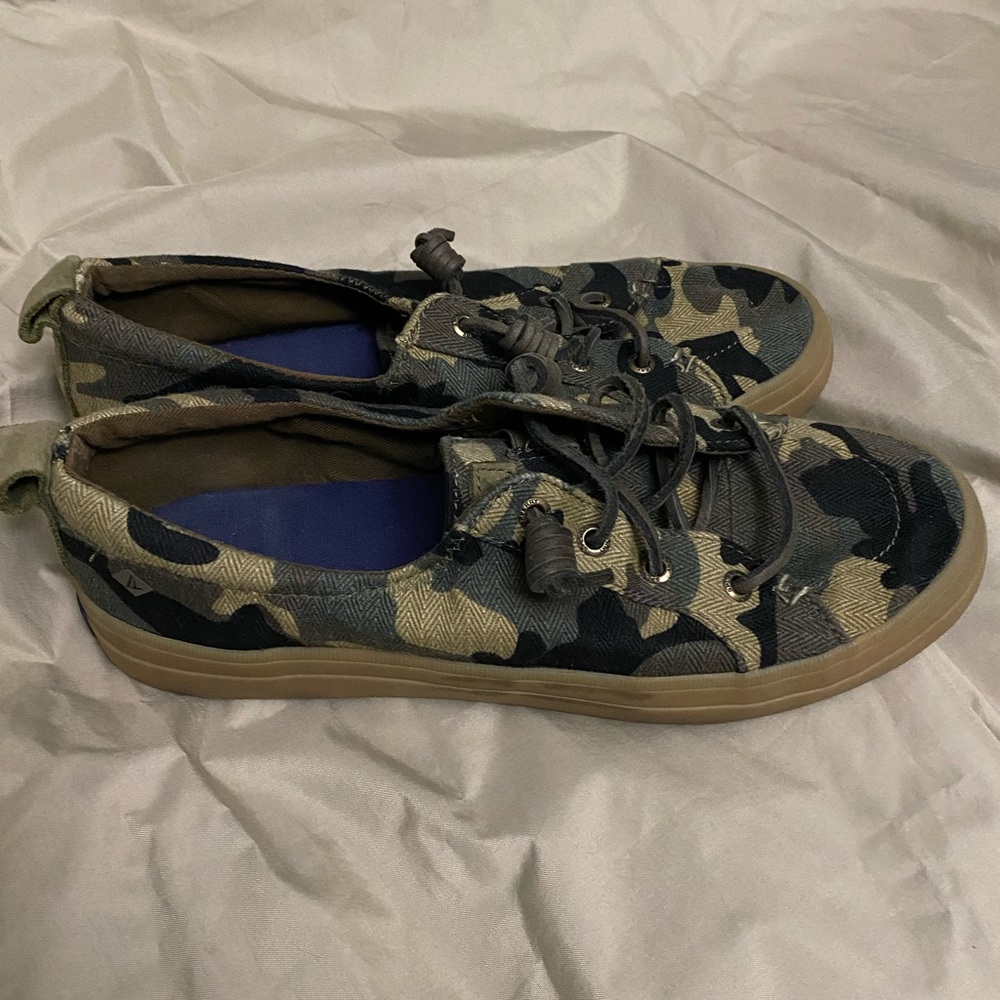 Sperry brown and navy label interior